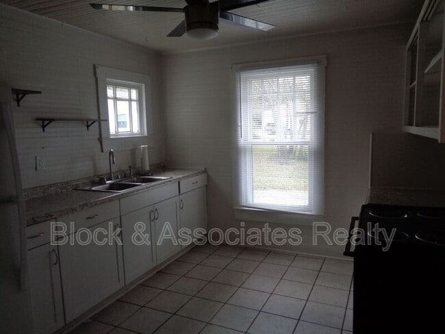 Building Photo - 405 Dobson St