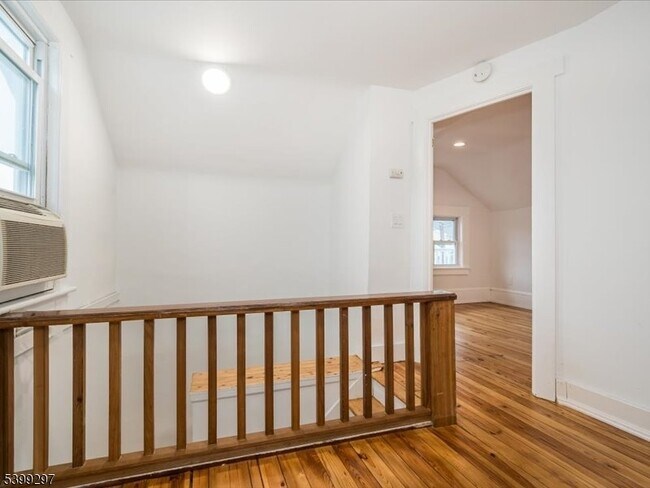 Building Photo - 14 Ravine Ave