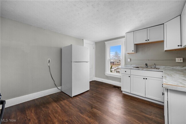 Building Photo - 1063 W 21st St