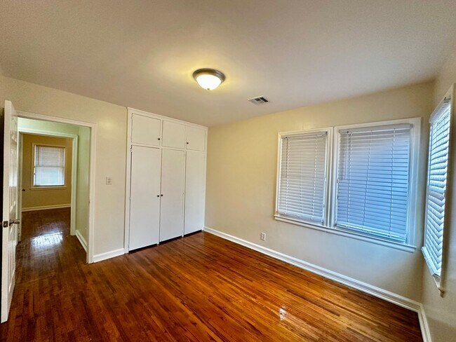 Building Photo - Adorable Midtown Home!