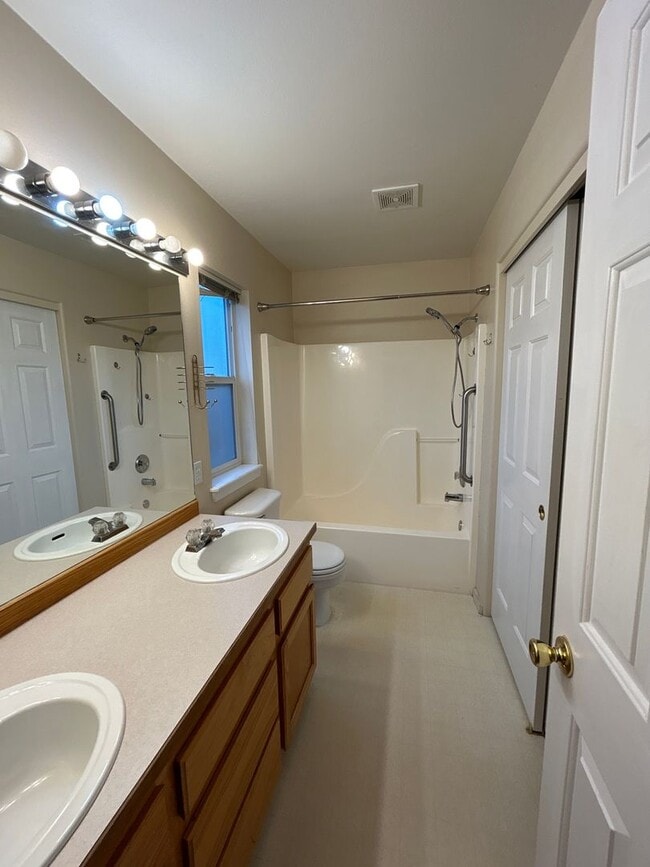Building Photo - 3 Bedroom / 2 Bathroom Home in Madras