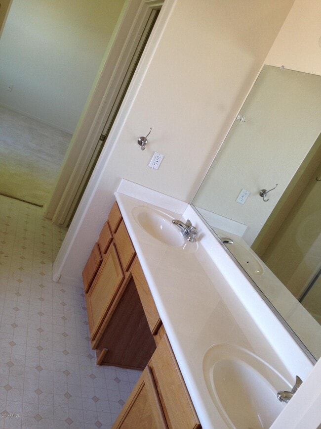 Building Photo - 2050 S Falcon Dr