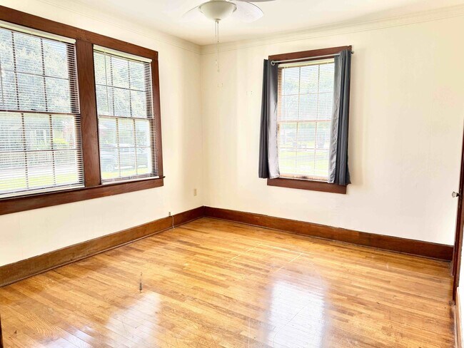 Building Photo - 2554 Zeeland Ave
