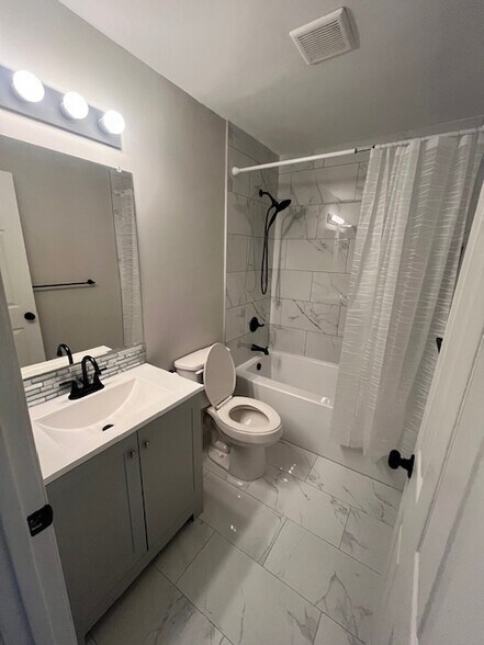 bathroom 1 - 207 Cross Pointe Ct