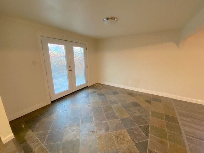 Building Photo - Lovely 3 Bedroom, 2 Bath House - Washer/Dryer, Dishwasher, Long Driveway, Fenced Backyard