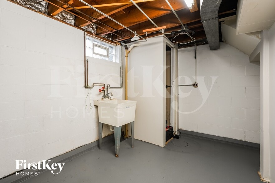 Building Photo - 18523 Oak Ave