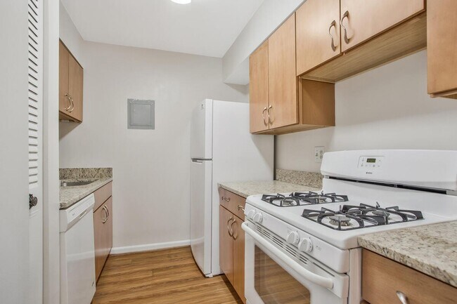 Building Photo - Coming Soon! 2 bedroom condo in Annapolis!