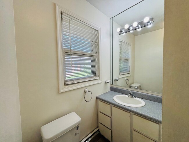 Building Photo - 616 Broce Dr