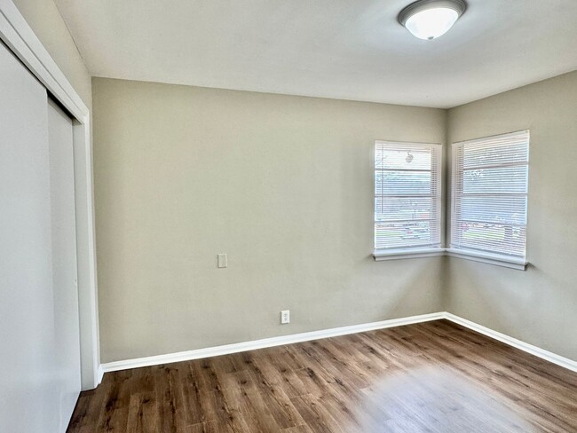 Building Photo - 2-Bedroom home is truly move-in ready!