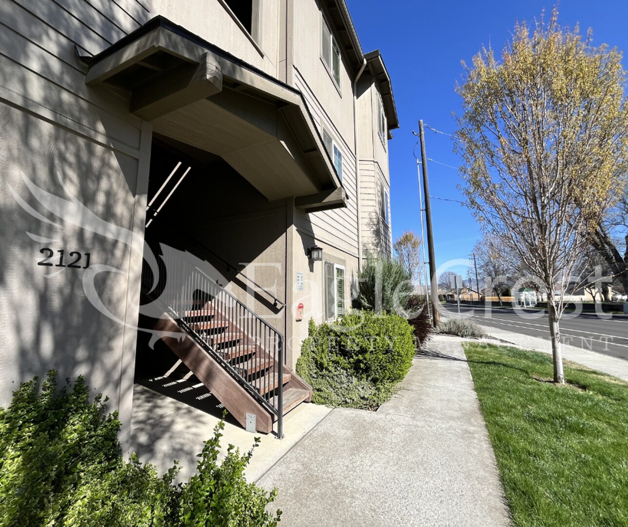 Building Photo - Two Bedroom, One and a Half Bathroom Unit