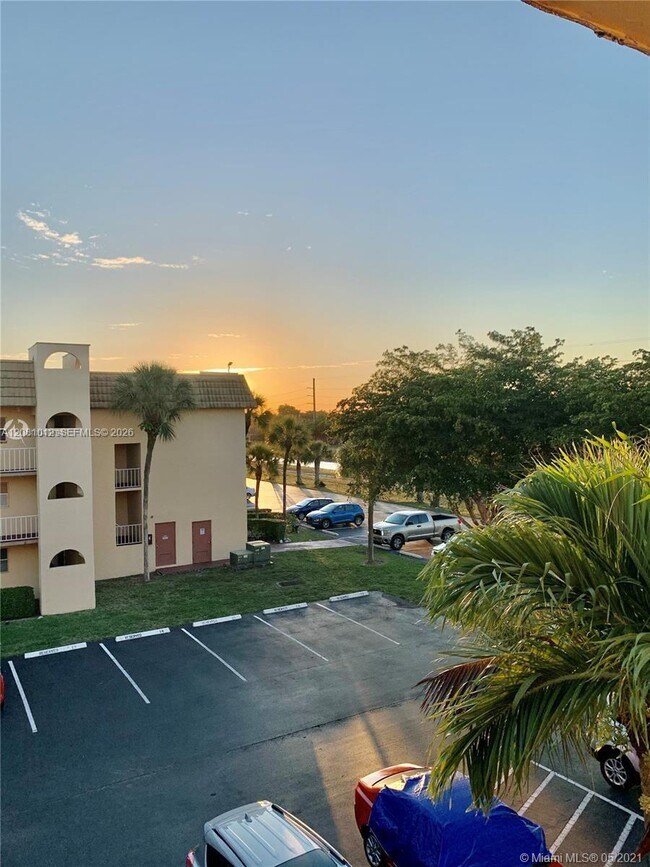 Building Photo - 8220 Sunrise Lakes Blvd