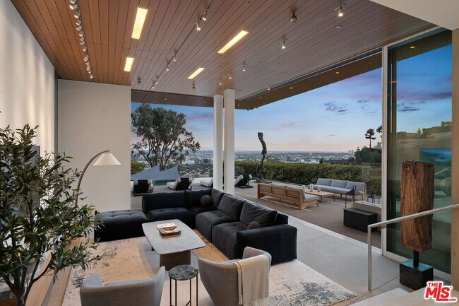 Building Photo - 1430 Sunset Plaza Dr