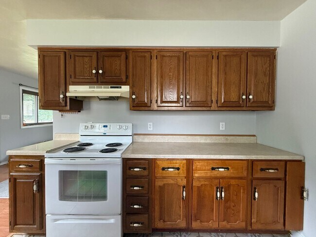 Building Photo - Spacious three bedroom one bath located on the southside.