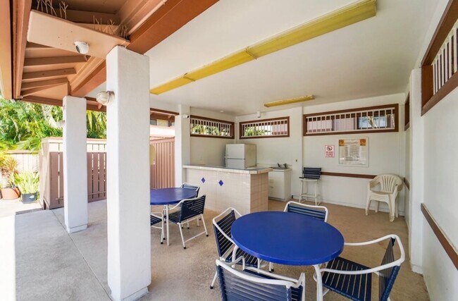 Building Photo - Remodeled 2/1.5 with AC in Palm Villas!