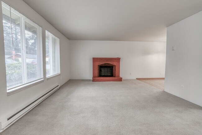 Building Photo - Condo Living with Fireplace and Fenced Yard!