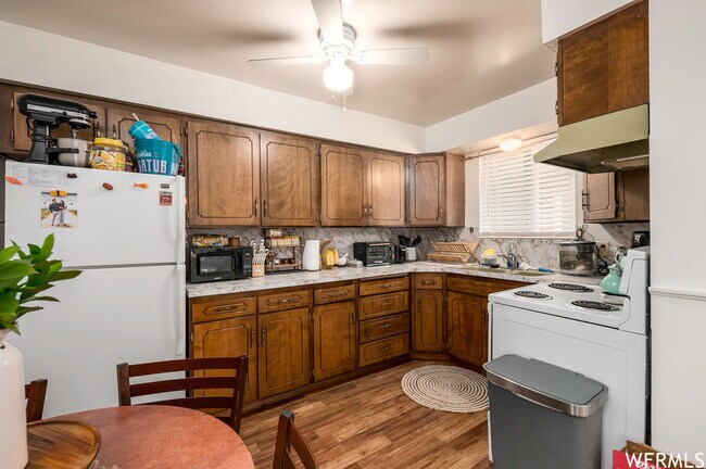 Building Photo - Golden Ridge Apartments