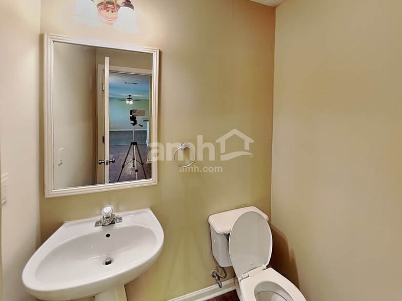 Building Photo - 2207 Lazy Days Rd