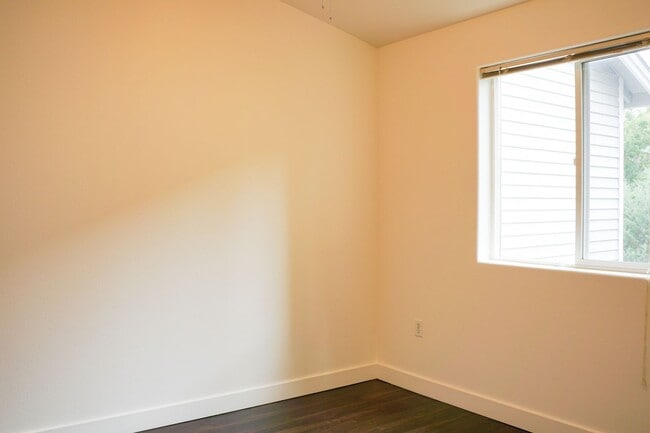 Building Photo - Top-Floor 1 Bdr w/ Private Balcony Ready Now!