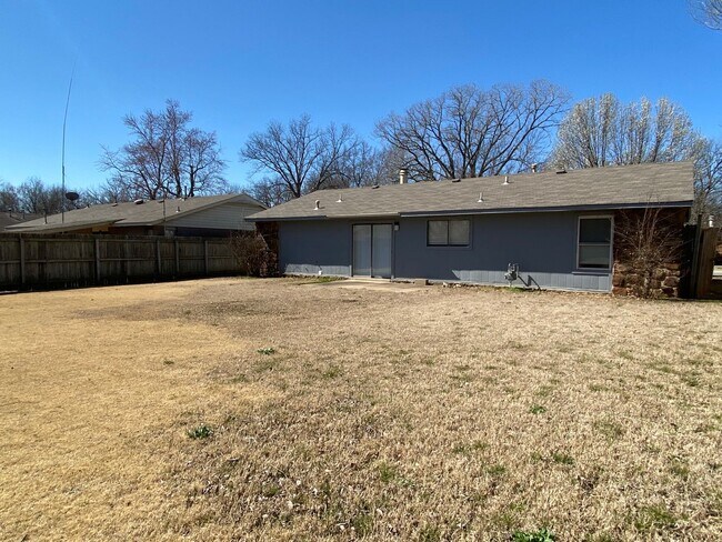 Building Photo - 2 bedroom near Catoosa!!
