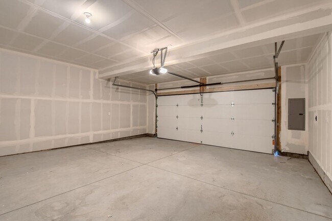 Building Photo - Welcome to this 3 bed, 2 and half bath town-home in Briargate area