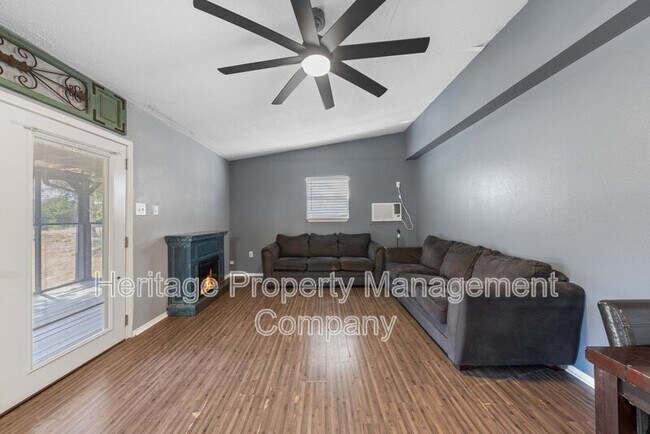 Building Photo - 640 Crest Ln