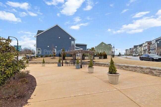 Building Photo - 410 Triumph Ln