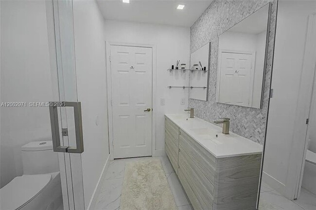 Building Photo - 1135 W Lake St