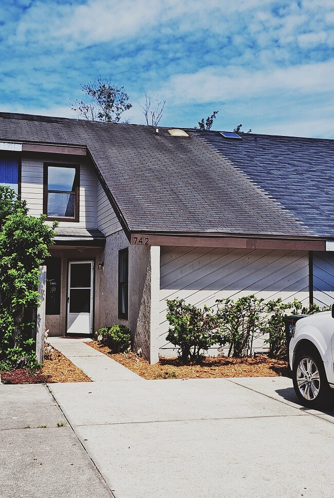 Primary Photo - 742 Trekker St