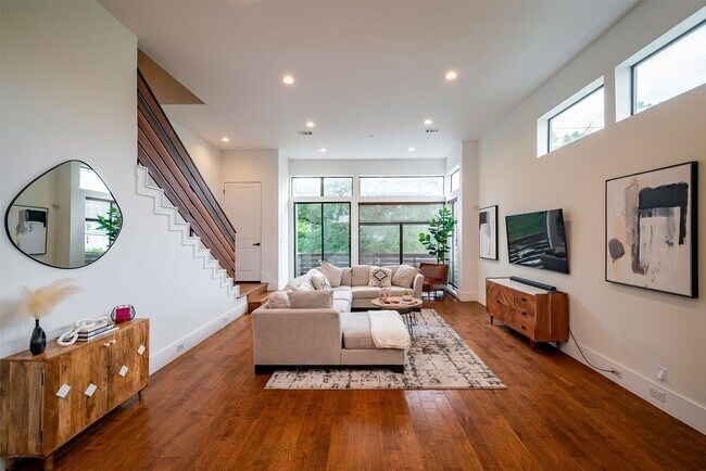 Building Photo - 3218 Crawford St