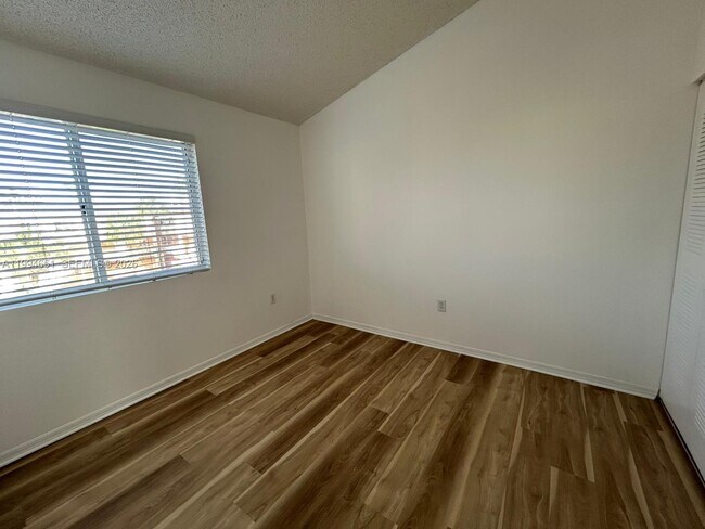 Building Photo - 6255 SW Kendale Lakes Cir