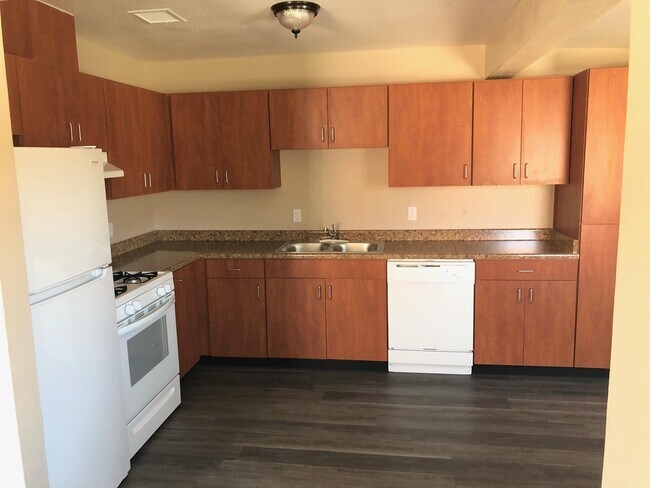 Building Photo - 5008 Sierra Madre Dr