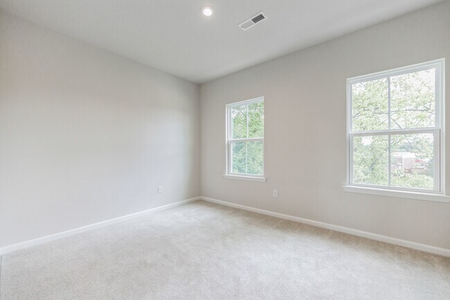 Building Photo - 28 Sidney Ln