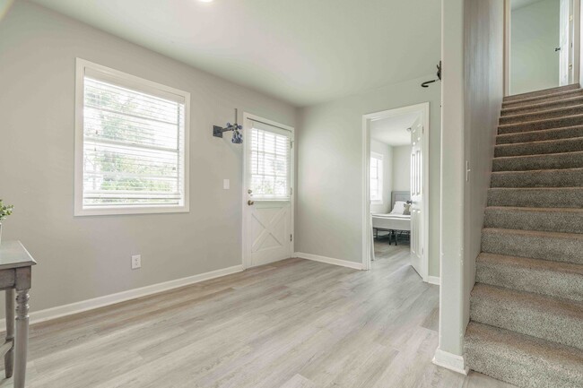 Building Photo - Furnished Downtown Bentonville home! Walk ...