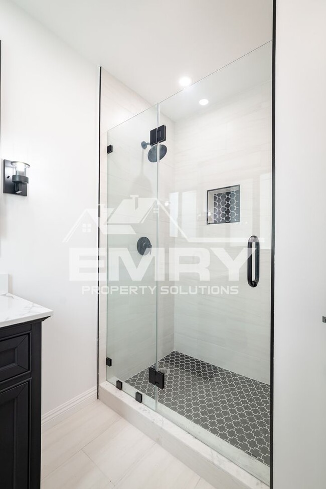 Building Photo - Amazing Deal 3 Bed 2 Bath House 1/2 Month ...