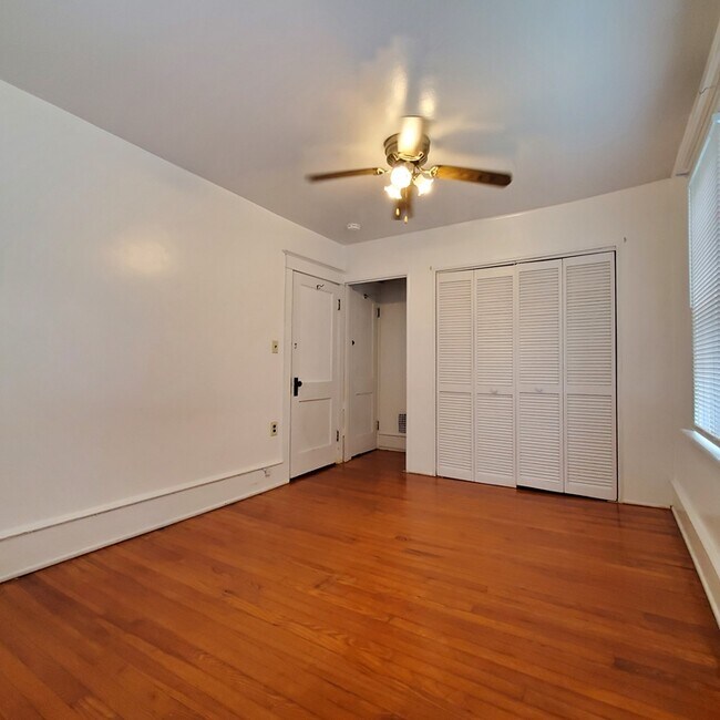 Building Photo - 100 Mary St