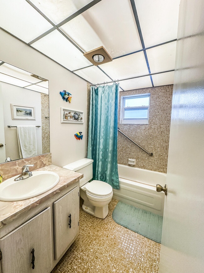 Building Photo - 39 Burgundy A