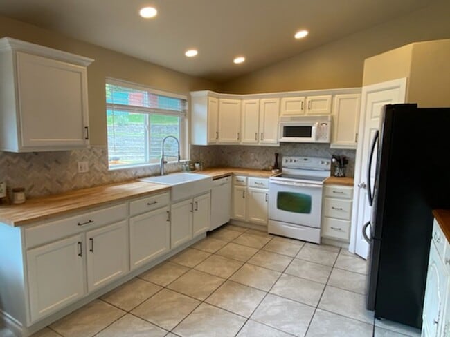 Building Photo - Sunny and spacious 3 bed, 2.5 bath house with living and family room, with huge back yard!