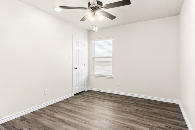 Building Photo - 305 Lost Trl