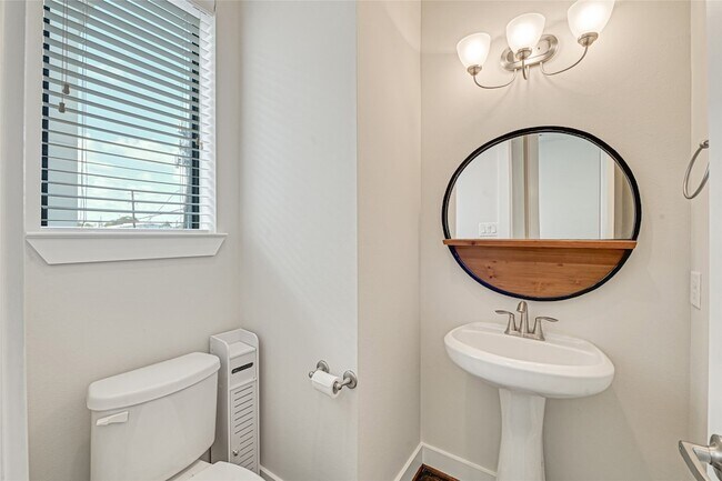 Building Photo - 72 N Hutcheson St