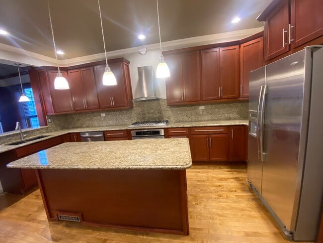 Building Photo - 2825 N Hamlin Ave