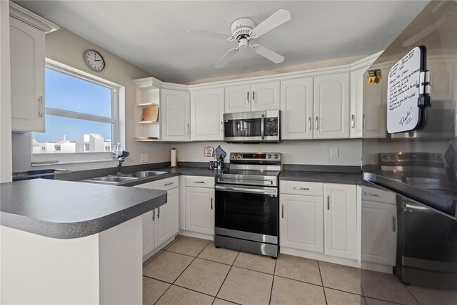 Building Photo - 2860 NE 14th St