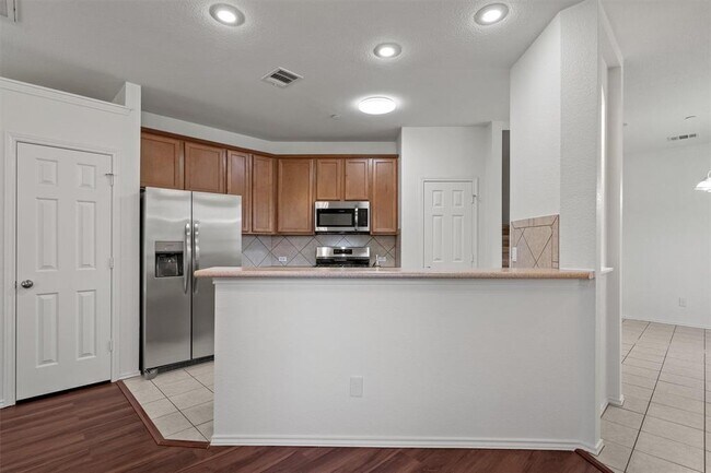 Building Photo - 9201 Brodie Ln