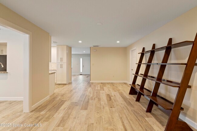 Building Photo - 215 S Robert Way