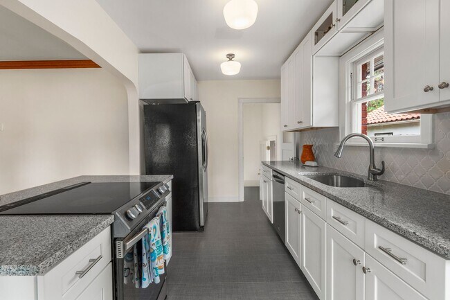 Building Photo - 3 Bed 2 Bath South Hill Spokane home offering all the updates..