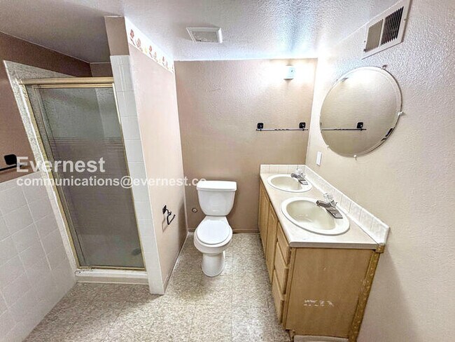 Building Photo - 4 Bed/2 Bath Home with Fenced Yard & Garage / Available Now!