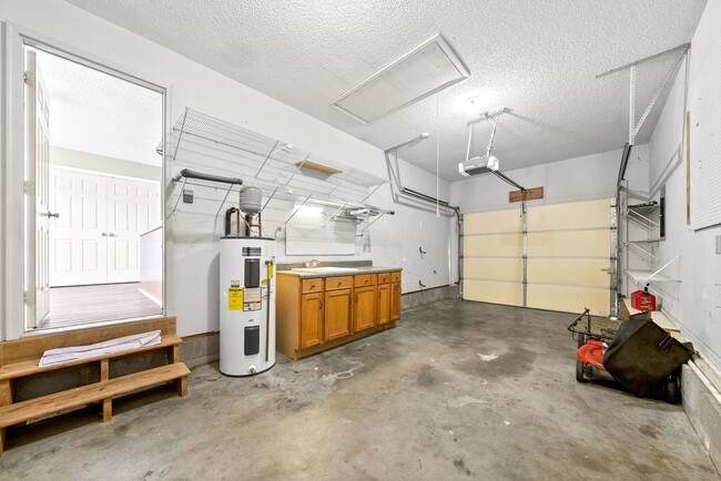 Building Photo - 3 Bedroom 2 Bath Pet Friendly Home For Ren...