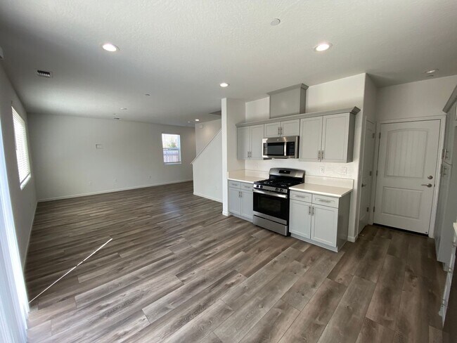 Building Photo - Corner lot Woodside Home in NW Visalia com...