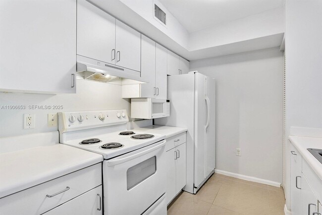 Building Photo - 4852 N State Rd 7