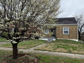 Building Photo - Beautiful 3 Bedroom 1 Bathroom Home