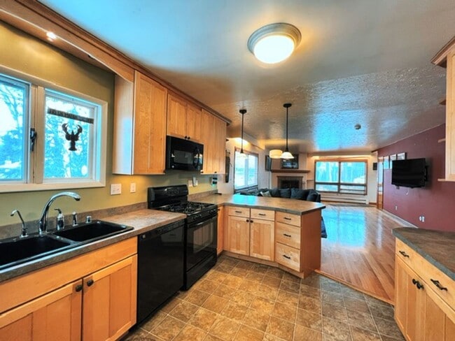 Building Photo - Spacious Midtown Two Bedroom with Utilitie...